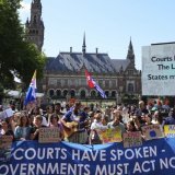 Des manifestants pour le climat se sont réunis devant la Cour internationale de justice à La Haye, dont l'avis était très attendu. KEYSTONE/AP/Peter Dejong